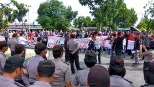 Ratusan Mahasiswa dari Berbagai Kampus di Riau Turun ke Selatpanjang Demo di Kantor Bupati Kepulauan Meranti