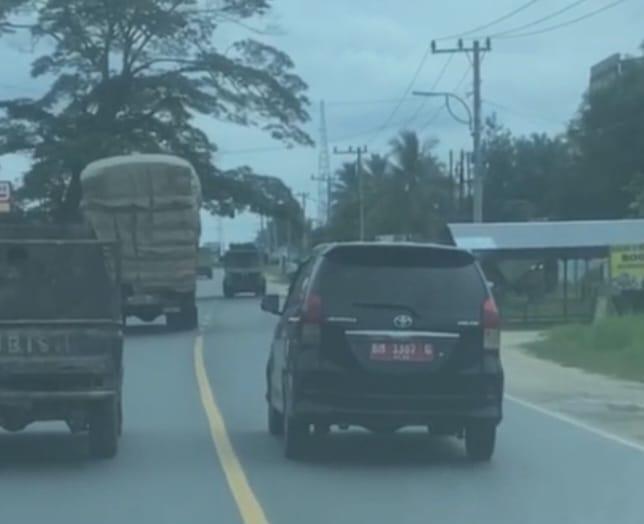 Terkesan Ugal-ugalan, Mobil Dinas yang Diduga Milik Bawaslu Insragiri Hilir Membahayakan Pengguna Jalan
