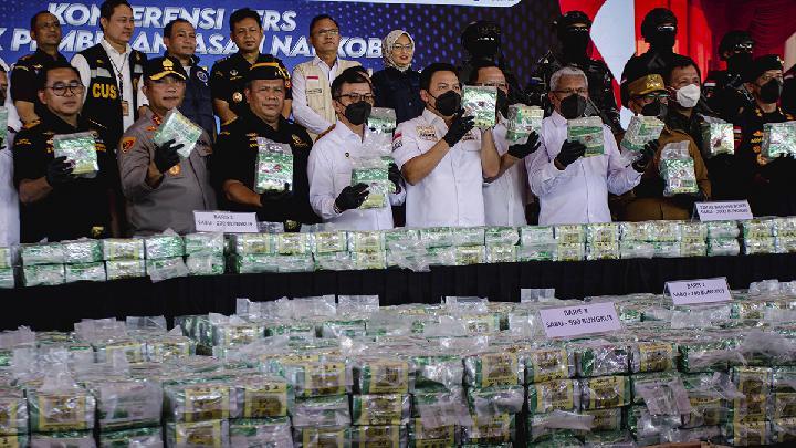 <b>BNN Ungkap Dewi Astutik sebagai Otak Pengendali Jaringan Penyelundup Sabu 2 Ton</b>
