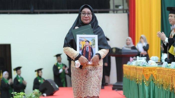 <b>Momen Haru, Ibu Asal Riau Wakili Wisuda Anaknya di Unsyiah Aceh yang Tewas di Bekasi</b>