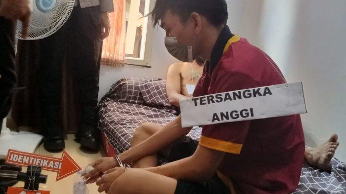 <b>Polisi Jambi Rekonstruksi Pembunuhan Lelaki Penyuka Sesama Jenis; Korban Asal Indragiri Hilir Riau Tewas setelah Disuguhi Obat Kuat Berisi Sianida</b>