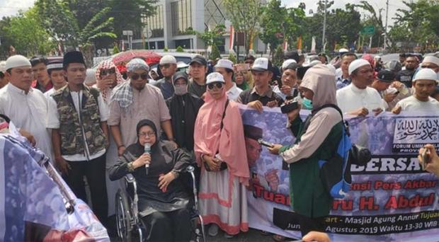 Emak-emak Pekanbaru Rela Berpanas-panasan Ikut Demo Bela Ustaz Abdul Somad
