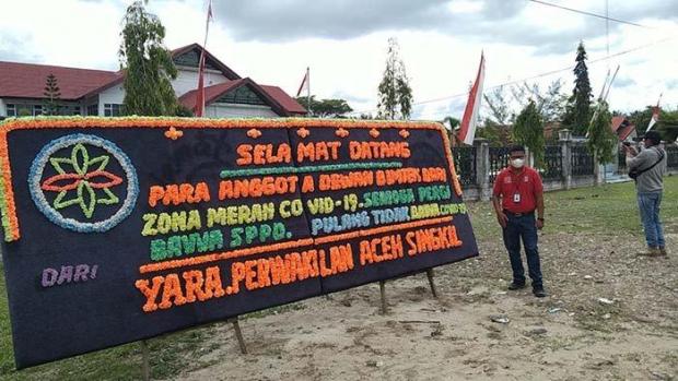 Baru Pulang Bimtek ke Pekanbaru, Anggota Dewan Aceh Singkil Dapat Papan Bunga ”Selamat Datang dari Zona Merah”