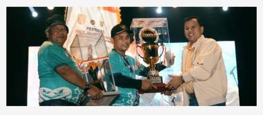 bupati-kuantan-singingi-beri-bonus-dua-ekor-sapi-kepada-jawara-pacu-jalur-tahun-2024