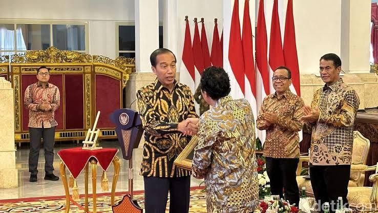 <b>Hari Ini di Istana Negara, Presiden Jokowi Terima <i> Agricola Medal</i> dari FAO</b>