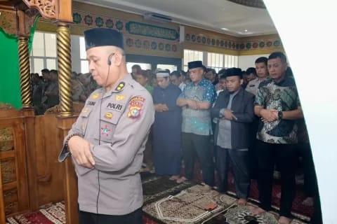 <b>Polda Riau Gelar Salat Gaib dan Doa Bersama untuk Almarhum Affan Kurniawan</b>