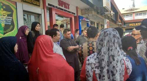 Bos Pentha Travel di Pekanbaru Digelandang Ibu-Ibu ke Kantor Polisi lantaran Diduga Gelapkan Miliaran Rupiah Dana Umrah