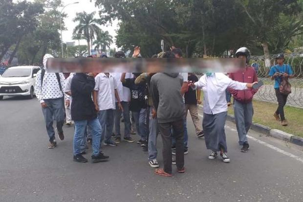 Pakai Baju Putih Terbalik, Tiba-Tiba Ratusan Pelajar SMA/SMK di Pekanbaru Masuk ke Rombongan Demo Mahasiswa, tapi…