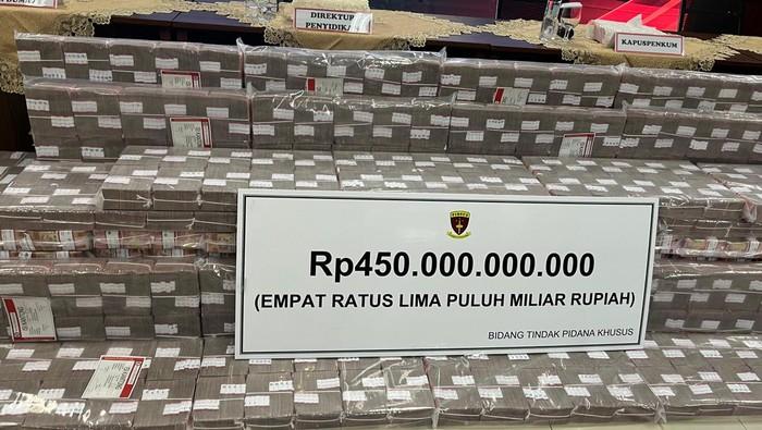 <b>Pengembangan Perkara Surya Dharmadi dan Mantan Bupati Inhu Raja Thamsir Rahman, Kejagung Pamerkan Uang Hasil <i>Money Loundry</i> Rp450 Miliar</b>