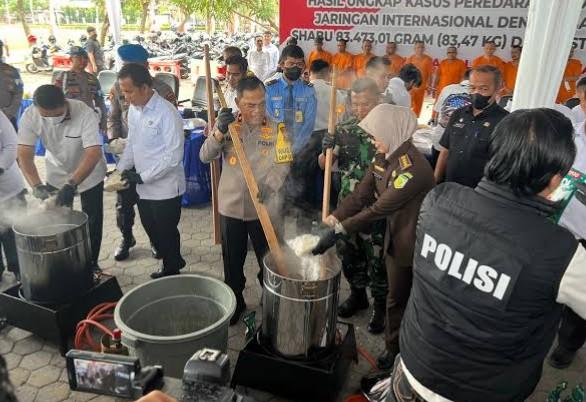 <b>Polda Riau Musnahkan BB Narkoba yang Nilainya Mendekati Satu Miliar Rupiah</b>