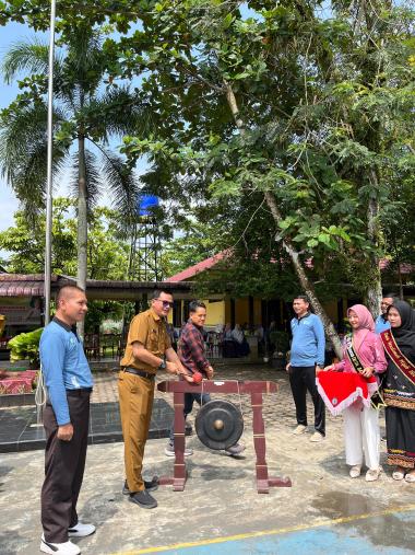 kadis-dikpora-kuantan-singingi-terkesan-dengan-pertunjukan-musik-rarak-godang-di-sman-1