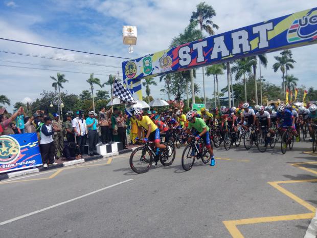 Ketua PN Mengibas Bendera Hitam Putih, Tanda Melepas Pembalap Sepeda <i>Tour</i> <i>de</i> <i>Siak</i> Etape II