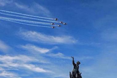 momen-langka-pesawat-jupiter-aerobatic-berakrobat-di-langit-pekanbaru