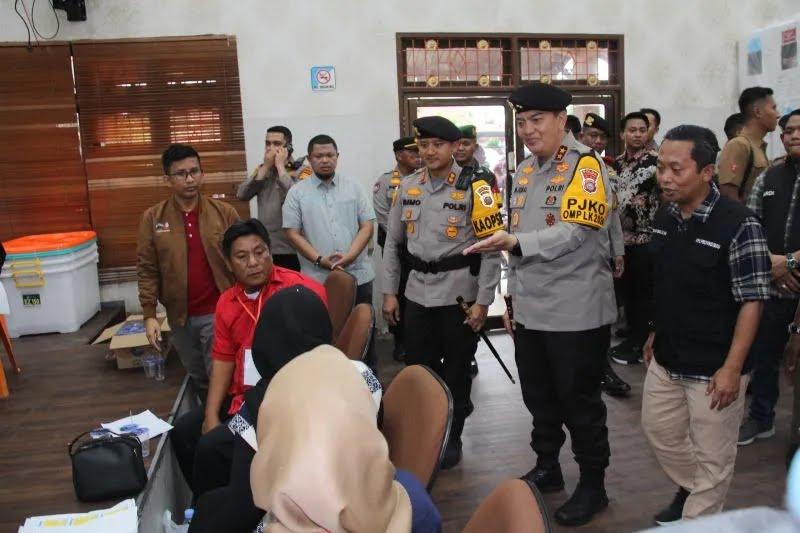 <b>Bersama Ketua KPU Riau, Kapolda Irjen Iqbal Lakukan Pengecekan Pelaksanaan Rekapitulasi Penghitungan Suara di Mandau Kabupaten Bengkalis</b>