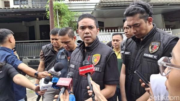 <b>Seorang Remaja Tega Membunuh Ayah dan Neneknya, sang Ibu Juga Ditusuk Berkali-kali hingga Kritis</b>