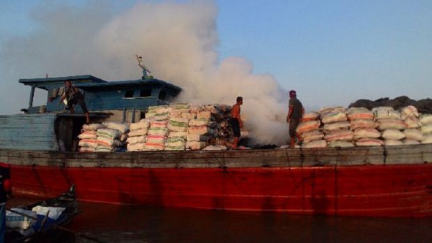 Kapal Bermuatan Arang 24.000 Karung yang Hendak Dibawa ke Malaysia Terbakar di Laut Bengkalis