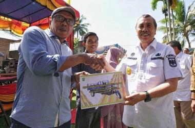 gubernur-syamsuar-serahkan-bantuan-kepada-kelompok-tani-di-kuansing