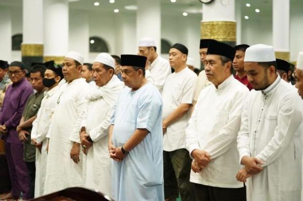 Gubernur dan Wagub Riau Salat Tarawih Pertama di Masjid Raya An-Nur
