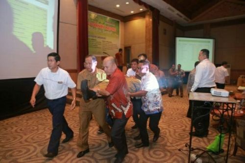 BREAKING NEWS: Bupati Inhil HM Wardan Mendadak Pingsan di Hotel Aryaduta Pekanbaru