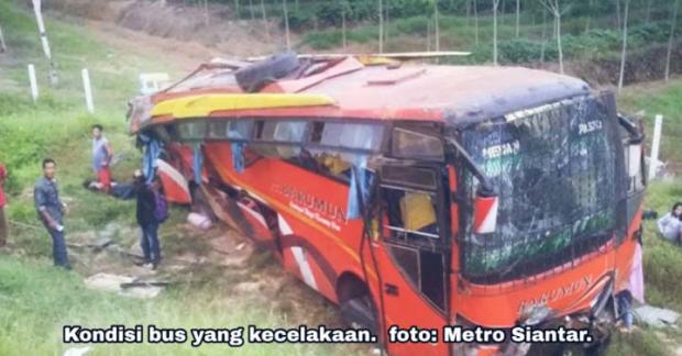 Bus Jurusan Riau-Medan Tabrak Pembatas Jalan, Sopir Tewas Terjepit, Sejumlah Warga Rokan Hulu Luka-luka