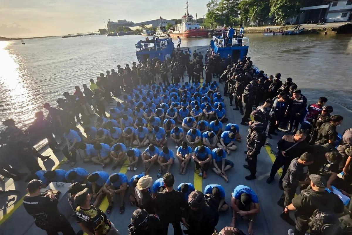 <b>Sering Kedapatan Miliki HP & Narkoba di Lapas, 100 Napi Risiko Tinggi dari Riau Dipindahkan ke Nusakambangan</b>