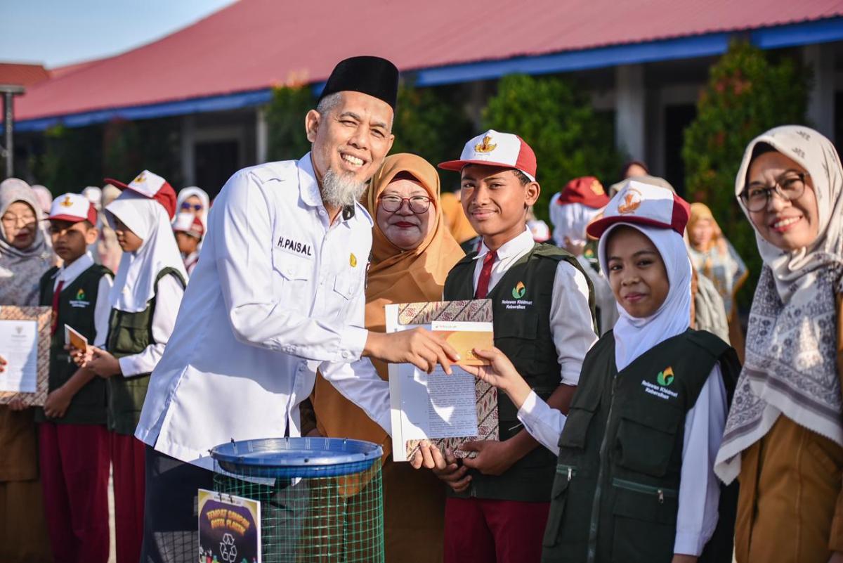 <b>BRK Syariah Dorong Generasi Peduli Lingkungan, 50 Relawan Sekolah Dumai Kini Miliki Tabungan Bank Sampah</b>
