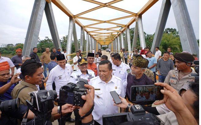 <b>Pj Gubernur Riau Resmikan Dua Jembatan di Kabupaten Rokan Hulu</b>
