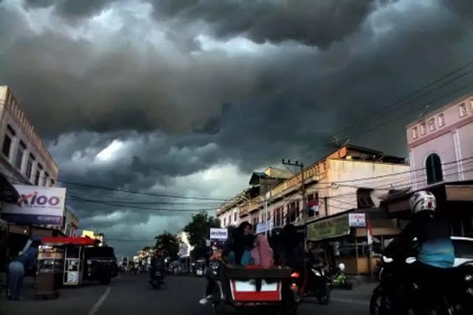 <b>Peringatan Dini BMKG, Hari Ini 16 Provinsi di Indonesia Berisiko Bencana Hidrometeorologi</b>
