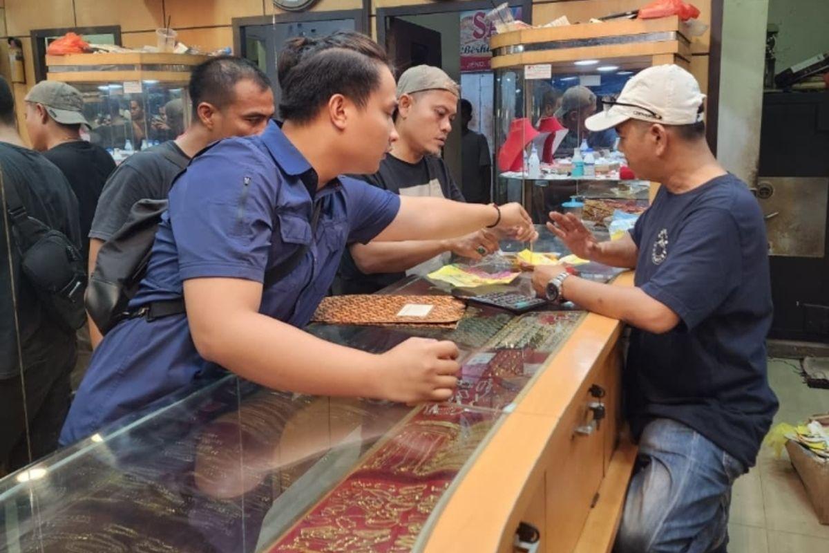 <b>Pria Jual Emas Palsu di Bengkalis Riau Mengaku Terlilit Utang</b>