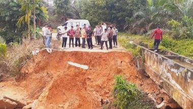 bjalan-satusatunya-ambles-akses-ke-dusun-pesisir-di-kampar-terputusb