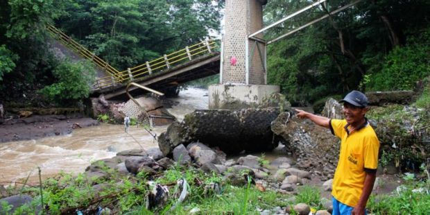 Dilewati Mobil Pengangkut Tiang PLN, Jembatan Penghubung Antarkecamatan di Inhil Ambruk