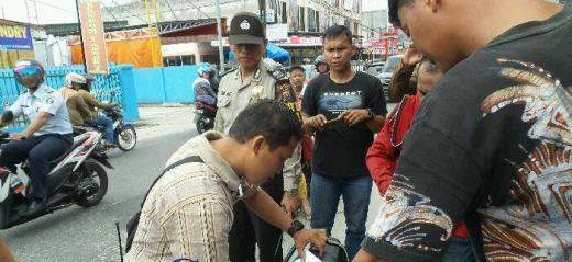 Perampok Bos Biro Perjalanan ”Syam” di Jalan Paus Pekanbaru Diduga 4 Orang, Pelaku Sempat Dilempar Helm oleh Pengendara Motor, Kondisi Korban Masih Kritis