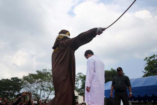 Warga Rokan Hilir Dihukum Cambuk di Banda Aceh karena Kasus ”Maisir”