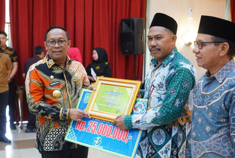 <b>Sebagai Pemotivasi Pengurus, Pemprov Riau Berikan Piagam Penghargaan kepada 13 Koperasi</b>