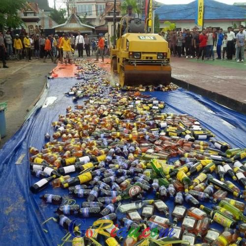 Pagi Hancurkan Ribuan Botol Miras, Malam Tepat Pukul 00.00 WIB Polisi Bergerak ke Seluruh Tempat Hiburan dan Penginapan di Tembilahan